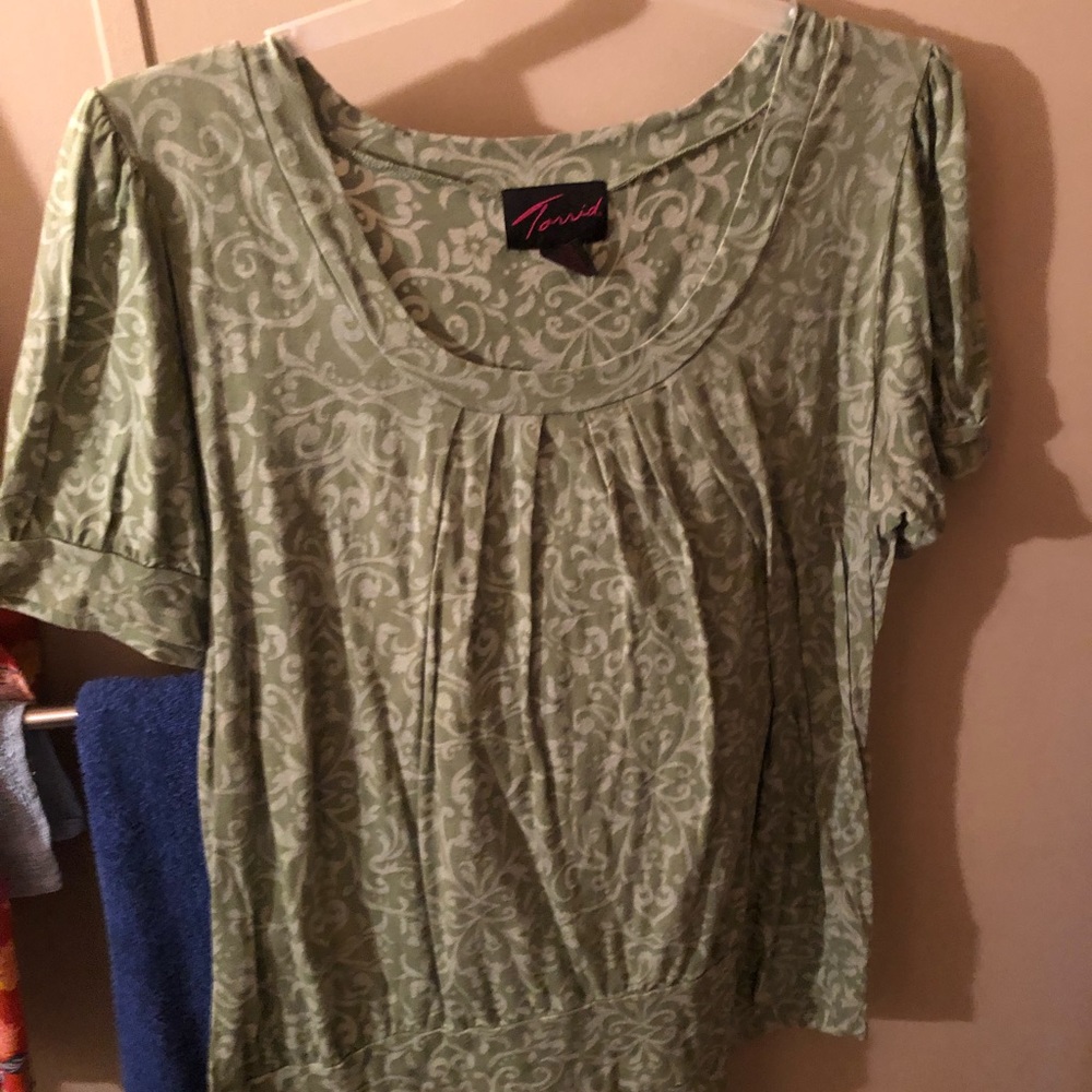 Torrid t-shirt with band at bottom and around arms. Size 3. Green with flowers